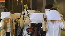 كما يحصل في البر الصيني، حمل المتظاهرون أوراقاً بيضاء 