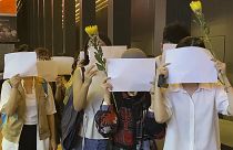 كما يحصل في البر الصيني، حمل المتظاهرون أوراقاً بيضاء