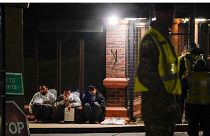 الشرطة توقف مهاجرين خارج  منشأة مانستون للمهاجرين، كِنت-إنجلترا، الأربعاء 2 نوفمبر 2022.