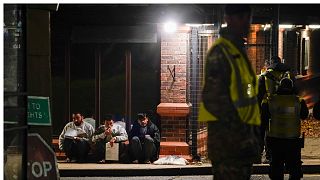 الشرطة توقف مهاجرين خارج  منشأة مانستون للمهاجرين، كِنت-إنجلترا، الأربعاء 2 نوفمبر 2022.