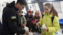 Διασώστης φτιάχνει τσάι για παιδιά στη σκηνή θέρμανσης "Point of Invincibly" στην Μπούτσα, Ουκρανία