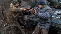 La milice populaire de la région de Donetsk sous contrôle russe réparent un char T-72 endommagé lors des combats dans le Donetsk le 28 novembre.