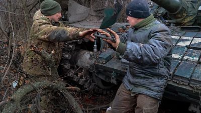 La milice populaire de la région de Donetsk sous contrôle russe réparent un char T-72 endommagé lors des combats dans le Donetsk le 28 novembre.