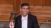 Rishi Sunak sorridente no banquete de Lord Mayor, em Londres