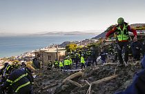 Los equipos de rescate trabajan después de que las fuertes lluvias provocaran desprendimientos que derrumbaron edificios, en Casamicciola, en la isla italiana de Isquia