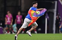 Un hombre enarbola la bandera arcoíris y viste una camiseta en apoyo a Ucrania y a las iraníes en el estadio Lusail. Doha, Catar 28/11/2022