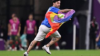 Un supporter brandit un drapeau arc-en-ciel lors du match Portugal-Uruguay à Doha (Qatar), le 28 novembre 2022.