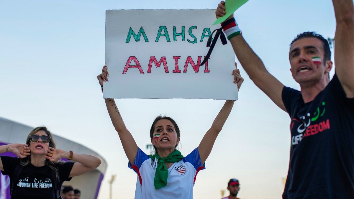 امرأة تحمل لافتة كتب عليها اسم مهسا أميني خلال احتجاج بعد مباراة ضمن المجموعة الثانية في كأس العالم بين ويلز وإيران، قطر، الجمعة 25 نوفمبر 2022