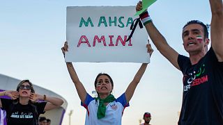 امرأة تحمل لافتة كتب عليها اسم مهسا أميني خلال احتجاج بعد مباراة ضمن المجموعة الثانية في كأس العالم بين ويلز وإيران، قطر، الجمعة 25 نوفمبر 2022