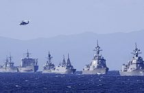Japonya Öz Savunma Kuvvetleri Donanma gücüne bağlı destroyeri Asahi (sağda) ve diğer savaş gemileri 