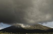Nubes y gases rodean el volcán Chaparrastique en San Jorge, El Salvador.