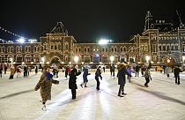 Des personnes patinent sur la patinoire ouverte sur la Place Rouge à Moscou, Russie, lundi 28 novembre 2022.