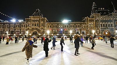 Des personnes patinent sur la patinoire ouverte sur la Place Rouge à Moscou, Russie, lundi 28 novembre 2022.