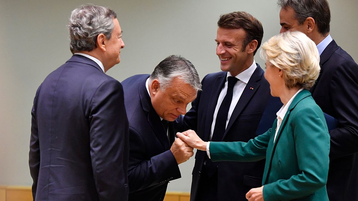 Orbán Viktor magyar miniszterelnök az EU-csúcson Ursula von der Leyen bizottsági elnökkel, mellette Emmanuel Macron francia elnök és Mario Draghi akkori olasz kormányfő