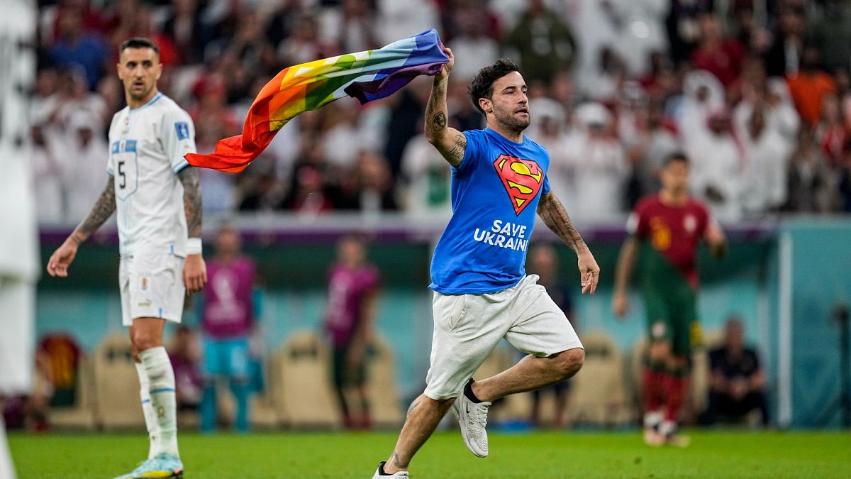 Dünya Kupası Portekiz-Uruguay maçı sırasında bir kişi, elinde eş cinselleri temsil eden gökkuşağı bayrağıyla sahaya girerek eylem yaptı