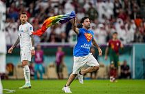 Dünya Kupası Portekiz-Uruguay maçı sırasında bir kişi, elinde eş cinselleri temsil eden gökkuşağı bayrağıyla sahaya girerek eylem yaptı