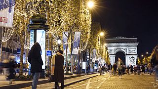 In Paris auf den Champs Elysées Ende November 2022: Eine 9. Welle des Coronavirus In Frankreich?