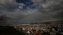  ουράνιο τόξο διασχίζει τον ουρανό πάνω από την Αθήνα, Τρίτη 29 Νοεμβρίου 2022