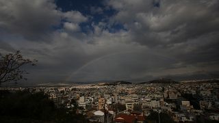  ουράνιο τόξο διασχίζει τον ουρανό πάνω από την Αθήνα, Τρίτη 29 Νοεμβρίου 2022