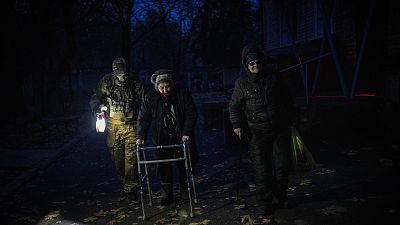 Idős emberek evakuálása az áram, fűtés és víz nélkül maradt Herszonból
