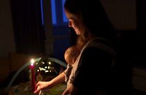 Oleksandra Darmohrai na sua casa, em Kiev, com filho de três meses e sem luz