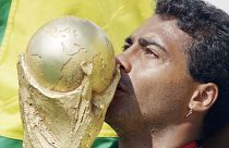 Romário beija a "copa" do Mundial de futebol de 1994