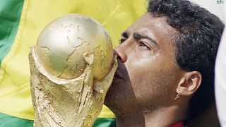 Romário beija a "copa" do Mundial de futebol de 1994