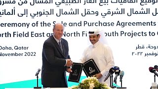 Presentaron el acuerdo el director ejecutivo de la petrolera tejana, Ryan Lance y el ministro de Energía y director deneral de Qatar Energy Saad al-Kaabi