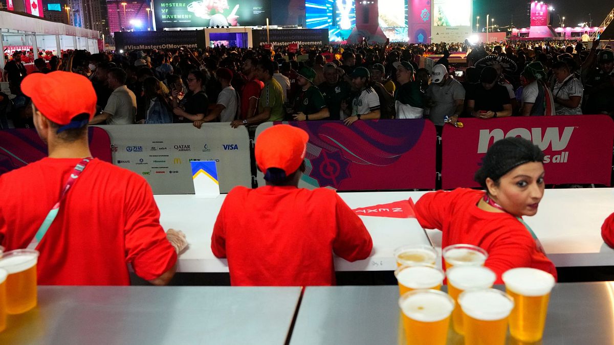 صف هواداران برای خرید آبجو در مکان‌های تعیین شده مخصوص در قطر