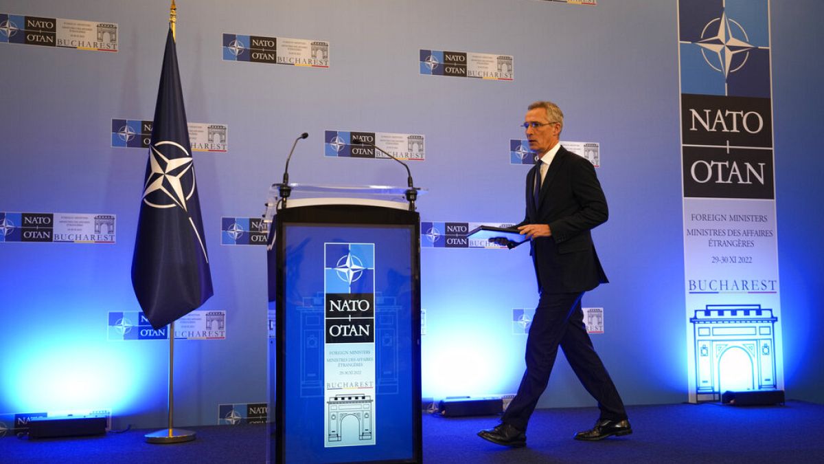 A NATO-főtitkár sajtótájékoztatójára érkezik
