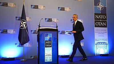 A NATO-főtitkár sajtótájékoztatójára érkezik