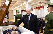 Lukaşenko, Belarus Dışişleri Bakanı Vladimir Makei'nin tabutuna dokundu ancak bir açıklama yapmadı