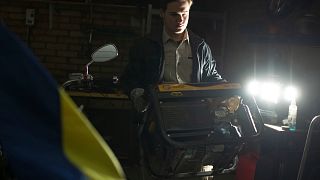 Egy férfi generátort helyez el egy ukrán épületben