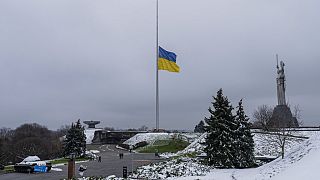 Bandera a media asta este martes en el monumento a la Madre Patria en Kiev (Ucrania).