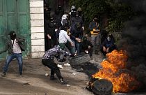 Palestinianos em confronto com as autoridades israelitas em Beit Ummar, na Cisjordânia