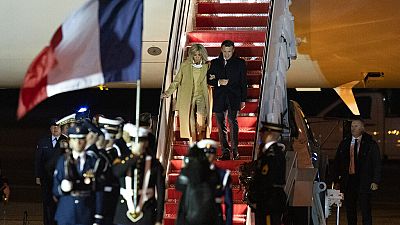 Emmanuel Macron et son épouse à leur descente de l'avion mardi soir.