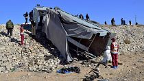 مسؤولو أمن باكستانيون يتفقدون موقع التفجير الانتحاري في ضواحي كويتا، باكستان، الأربعاء 30 نوفمبر 2022
