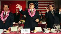 El expresidente Jiang Zemin, en el centro, saluda en una cena organizada por la Comunidad Chino Americana en Los Ángeles, EE. UU., el 2 de noviembre de 1997.