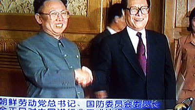 Jiang Zemin (rechts) mit dem damaligen nordkoreanischen Diktator Kim Jong-il, angeblich in Peking am 1. Juni 2022