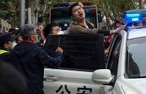  معترض چینی در جریان اعتراضات ضدکووید در شانگهای توسط پلیس دستگیر می‌شود.