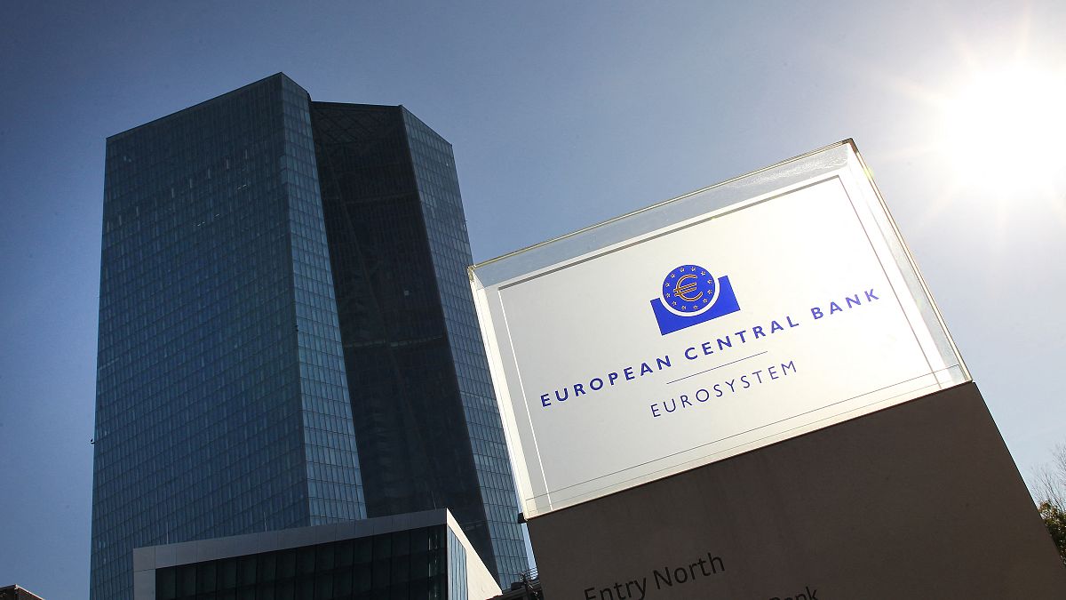 Le logo et le bâtiment du siège de la Banque centrale européenne