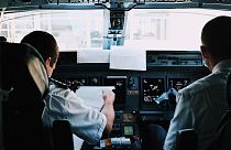 Los vuelos comerciales suelen tener dos pilotos en la cabina por si uno se pone enfermo.