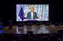 Ursula von der Leyen, az Európai Bizottság elnöke a kivetítőn