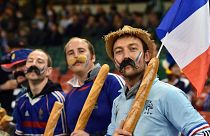 Archives : supporteurs de l'équipe de France de Rugby lors d'une rencontre entre les Bleus et le XV irlandais à Cardiff pendant la Coupe du monde, le 11 octobre 2015