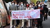 Les plaignants et leurs partisans se dirigent vers le tribunal de district de Tokyo, dans le cadre d'un procès intenté par des couples de même sexe qui demandent réparation