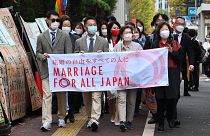 Les plaignants et leurs partisans se dirigent vers le tribunal de district de Tokyo, dans le cadre d'un procès intenté par des couples de même sexe qui demandent réparation