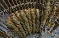 Baguette in un cesto di una panetteria a Versailles