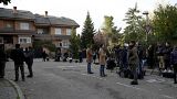 Δημοσιογράφοι μπροστά στην ουκρανική πρεσβεία στην Μαδρίτη μετά την έκρηξη του φακέλου-βόμβα