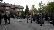 Δημοσιογράφοι μπροστά στην ουκρανική πρεσβεία στην Μαδρίτη μετά την έκρηξη του φακέλου-βόμβα