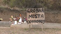 Eladó sírhelyeket hirdető felirat egy szerb temető közelében